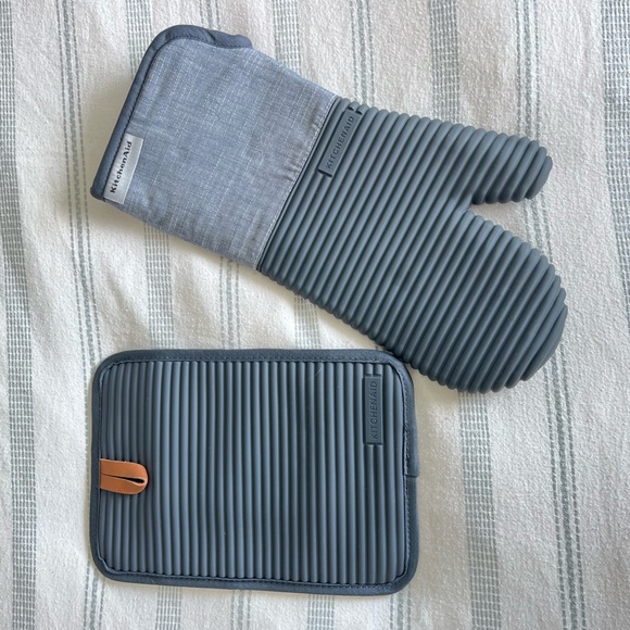 Brand New Kitchenaid silicone ribbed oven mit and pot holder set ! - Picture 1 of 5